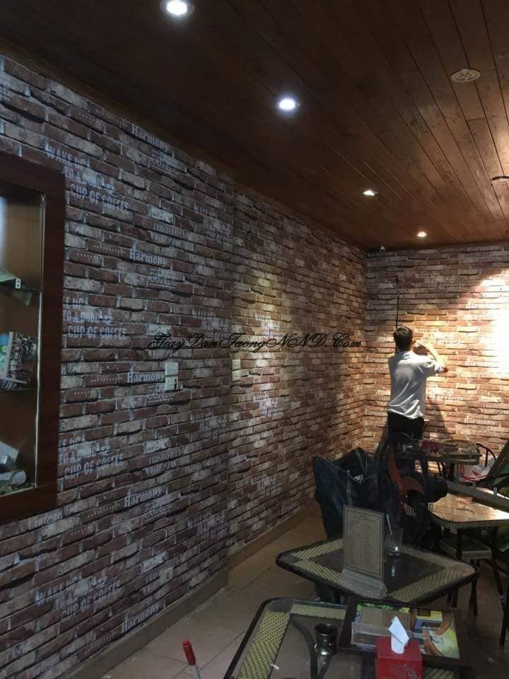 Giấy dán tường Hàn Quốc giả gạch hiệu ứng 3D kết hợp với chữ viết trang trí cho không gian quán cà phê