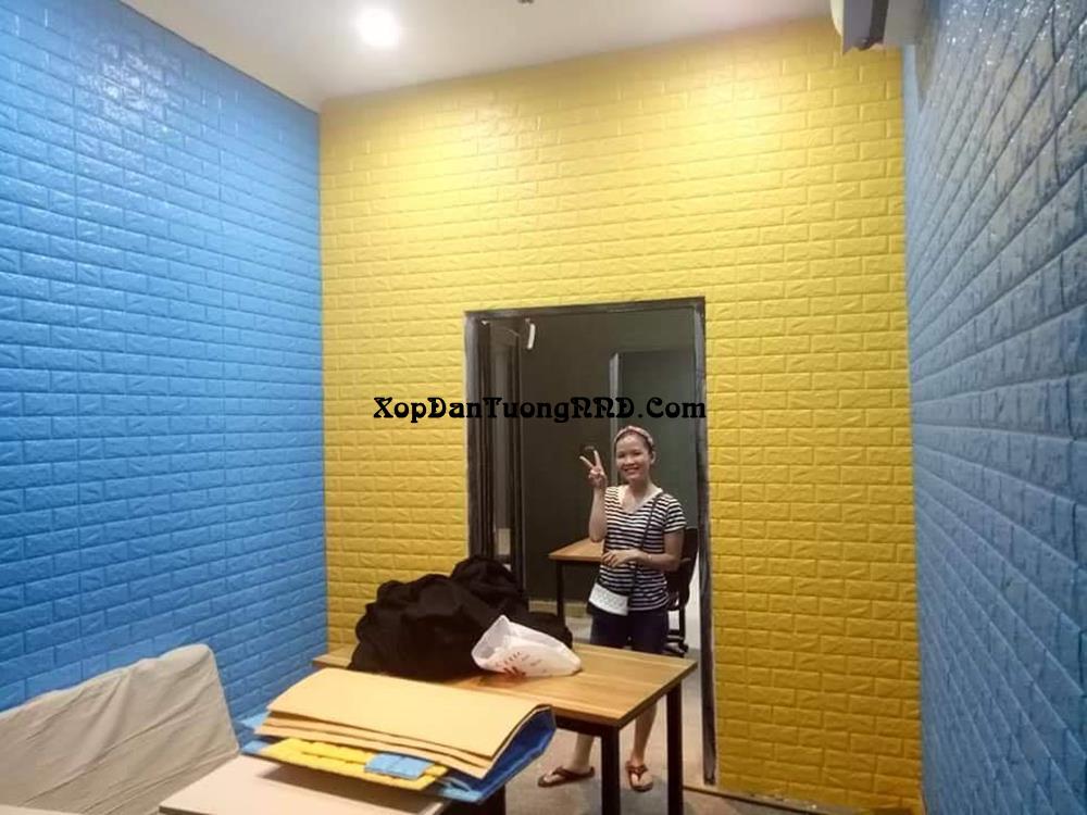 Kết hợp 2 màu xốp dán tường màu xanh và màu vàng cho không gian phòng ngủ