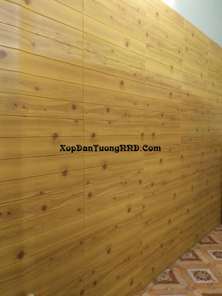 Xốp dán tường giả gỗ màu vàng