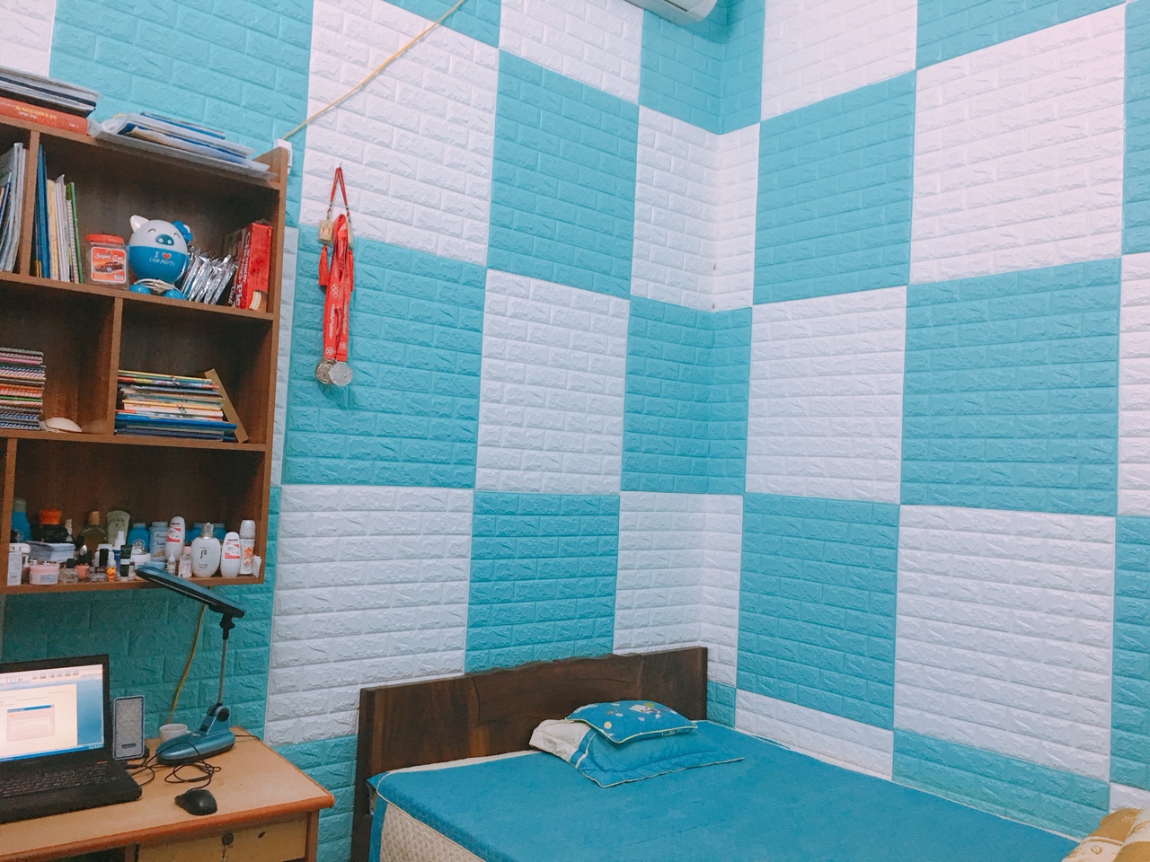 Kết hợp xốp dán tường giả gạch màu trắng và màu xanh dương nhạt