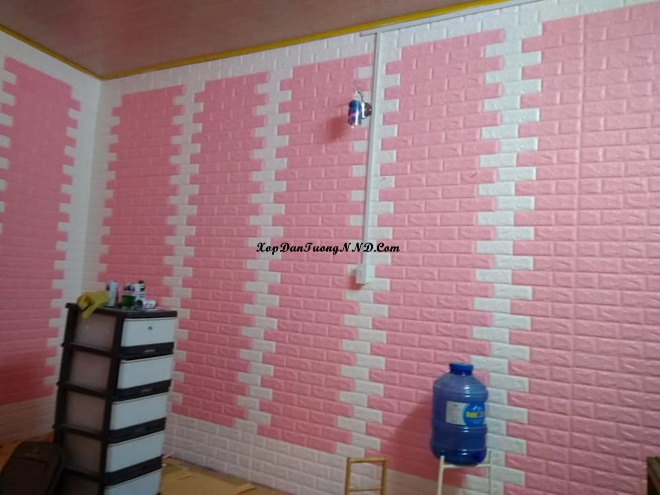 Trang trí phòng ngủ bé gái bằng xốp dán tường trắng hồng