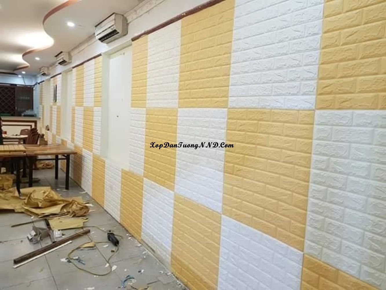 Xốp dán tường màu vàng cho không gian sang trọng