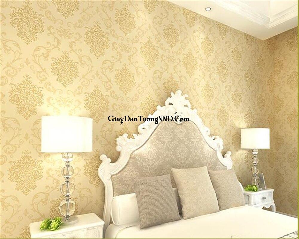 Mầu giấy dán tường màu vàng luôn là sự lựa chọn được ưu tiên cho các thiết kế phòng ngủ vợ chồng theo phong cách tân cổ điển