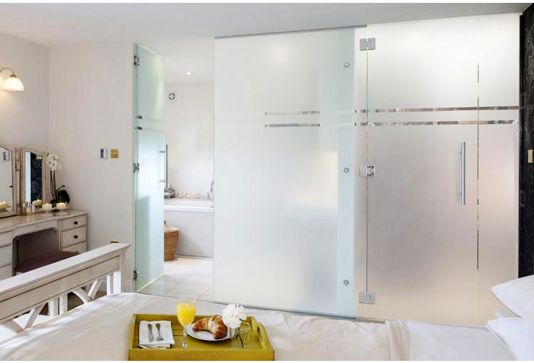 Dán kính phòng tắm bằng decal mờ là phương án đơn giản và được sử dụng rộng rãi nhất