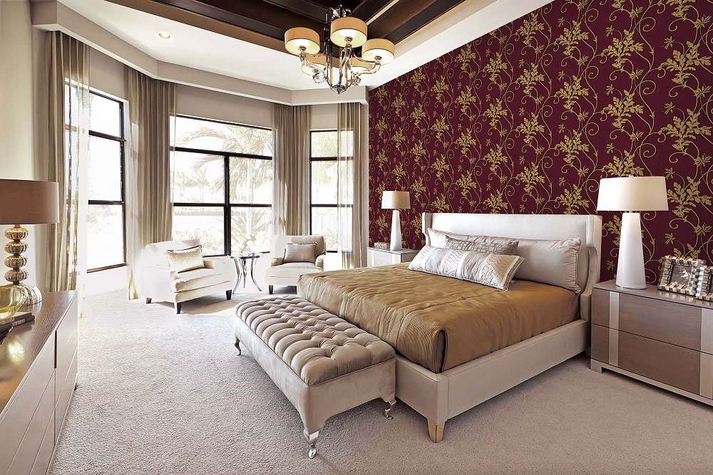 Phá cách không gian phòng ngủ với mẫu giấy dán tường màu đỏ rực kết hợp với hoa văn cổ điển màu vàng sáng