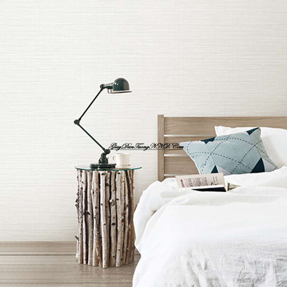 Mẫu giấy dán tường màu trắng trơn giả vải là sự lựa chọn an toàn nhất cho phòng ngủ nhỏ