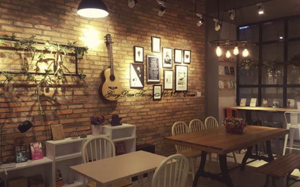 Như chúng tôi đã đề cập bên trên, giấy dán tường giả gạch cổ rất phù hợp để trang trí cho các không gian quán cafe, trà sữa hoặc các nơi tương tự. 