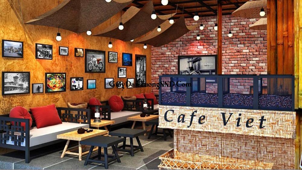 Giấy dán tường giả gạch đỏ tạo cảm giác ấm cúng cho không gian quán cafe