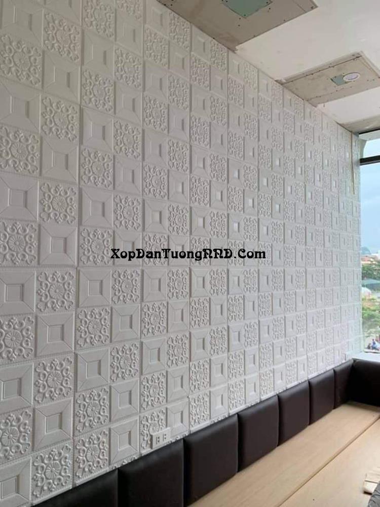 Trang trí không gian phòng bằng xốp dán tường màu trắng trơn hoa văn cổ điển.