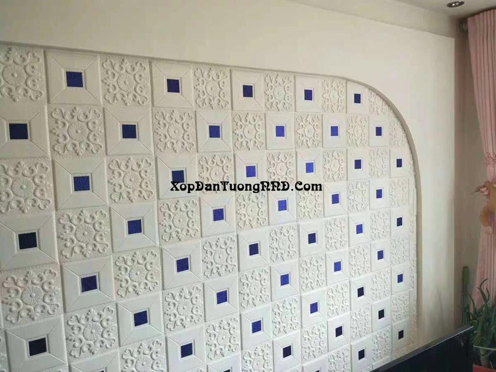 Xốp dán tường màu trắng chấm xanh dương hoa văn dán điểm nhấn phòng khách