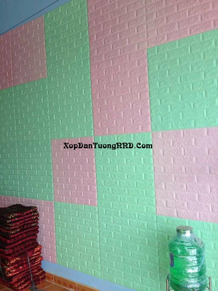 Xốp dán tường màu xanh lá cây nhạt kết hợp với màu hồng cũng là gợi ý không tệ cho các bạn