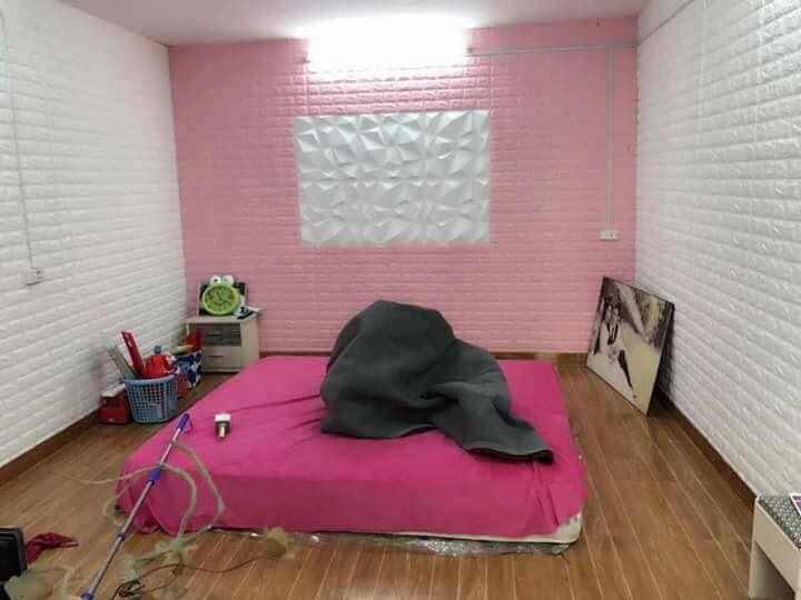 Dán tường điểm nhấn bằng xốp dán tường màu hồng nền màu gạch trắng