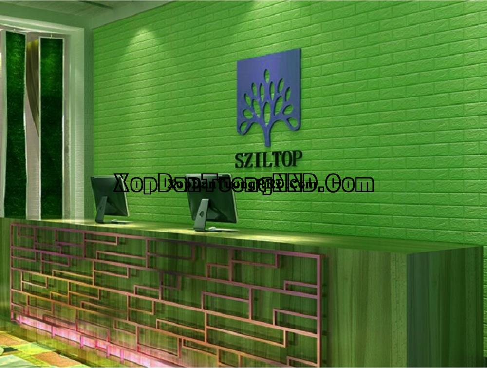 Với các không gian muốn tạo điểm nhấn phong cách riêng thì có thể tham khảo kiểu dán độc 1 màu xốp dán tường xanh lá cây đậm