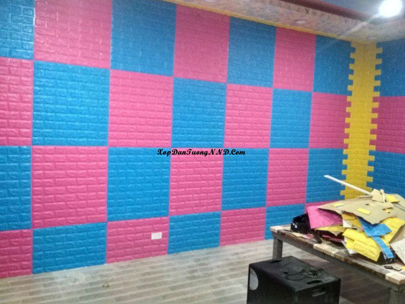 Kết hợp xốp dán tường màu xanh dương với màu hồng