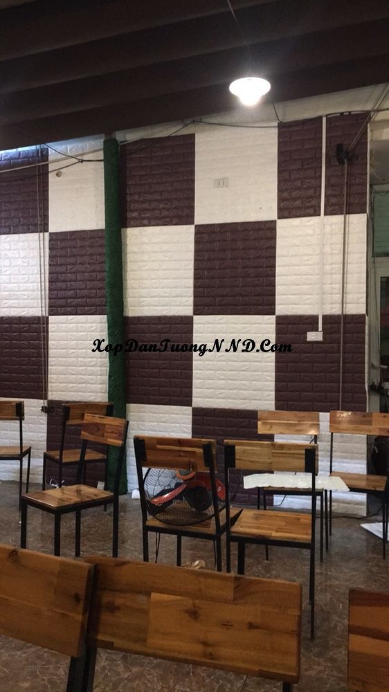 Trang trí nhà hàng bằng 2 màu xốp dán tường giả gạch nâu kết hợp với màu trắng truyền thống