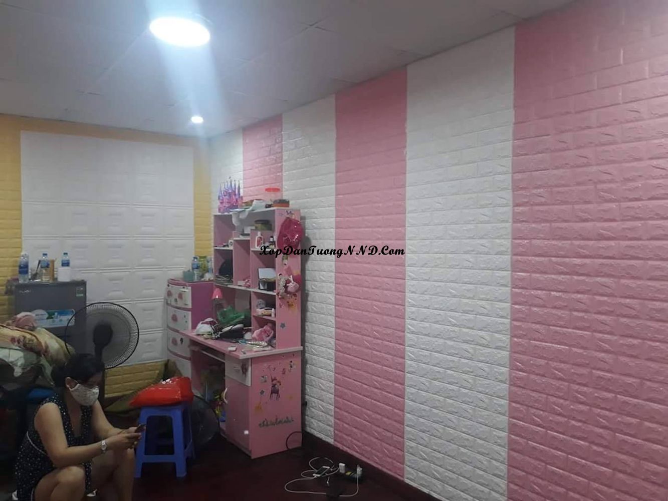 Xốp dán tường giả gạch hồng kết hợp với màu trắng