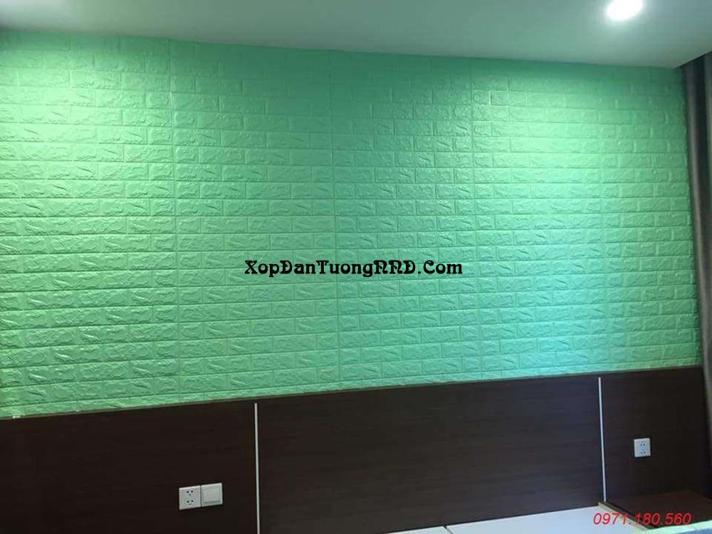 Nguyên bức tường sử dụng xốp dán tường màu xanh lá nhạt cũng rất đẹp mắt